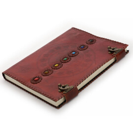 Zápisník s koženými deskami s pohanským pentagramem s kruhy a kameny sedmi čaker